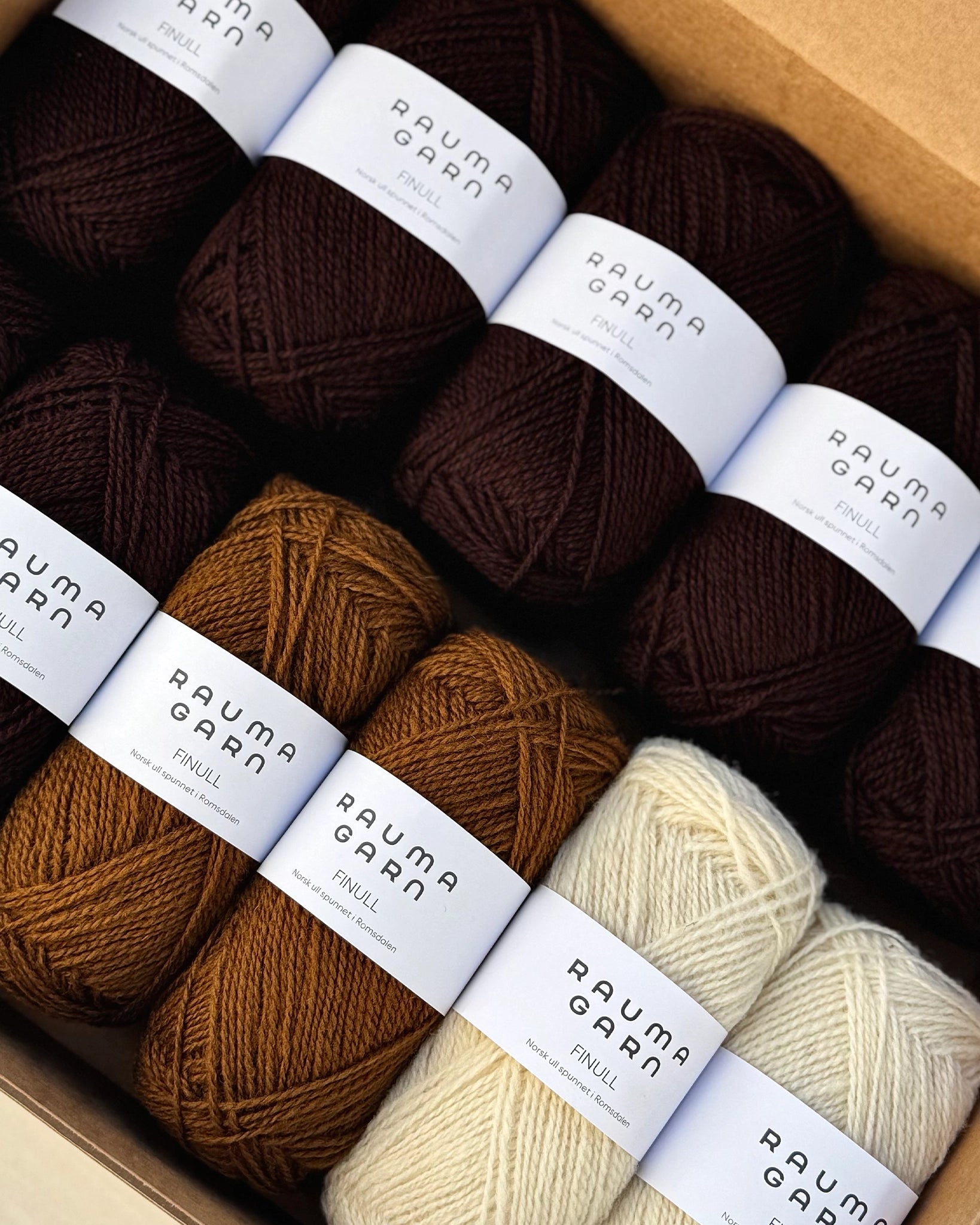 Offisiell strikkepakke til Kaizers Orchestra-genser fra Vikingstrikk, inspirert av mariusgenserens tradisjonelle uttrykk, med ull i brun, oker og naturhvit.