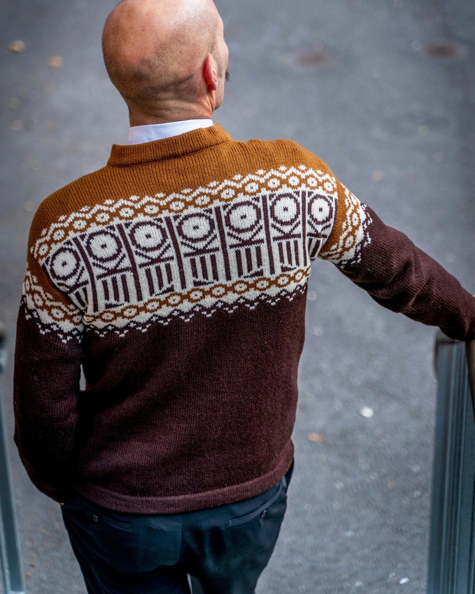 Baksiden av den offisielle Kaizers Orchestra-genseren fra Vikingstrikk, inspirert av mariusgenserens tradisjonelle uttrykk, i brun og naturhvit mønsterstrikk.