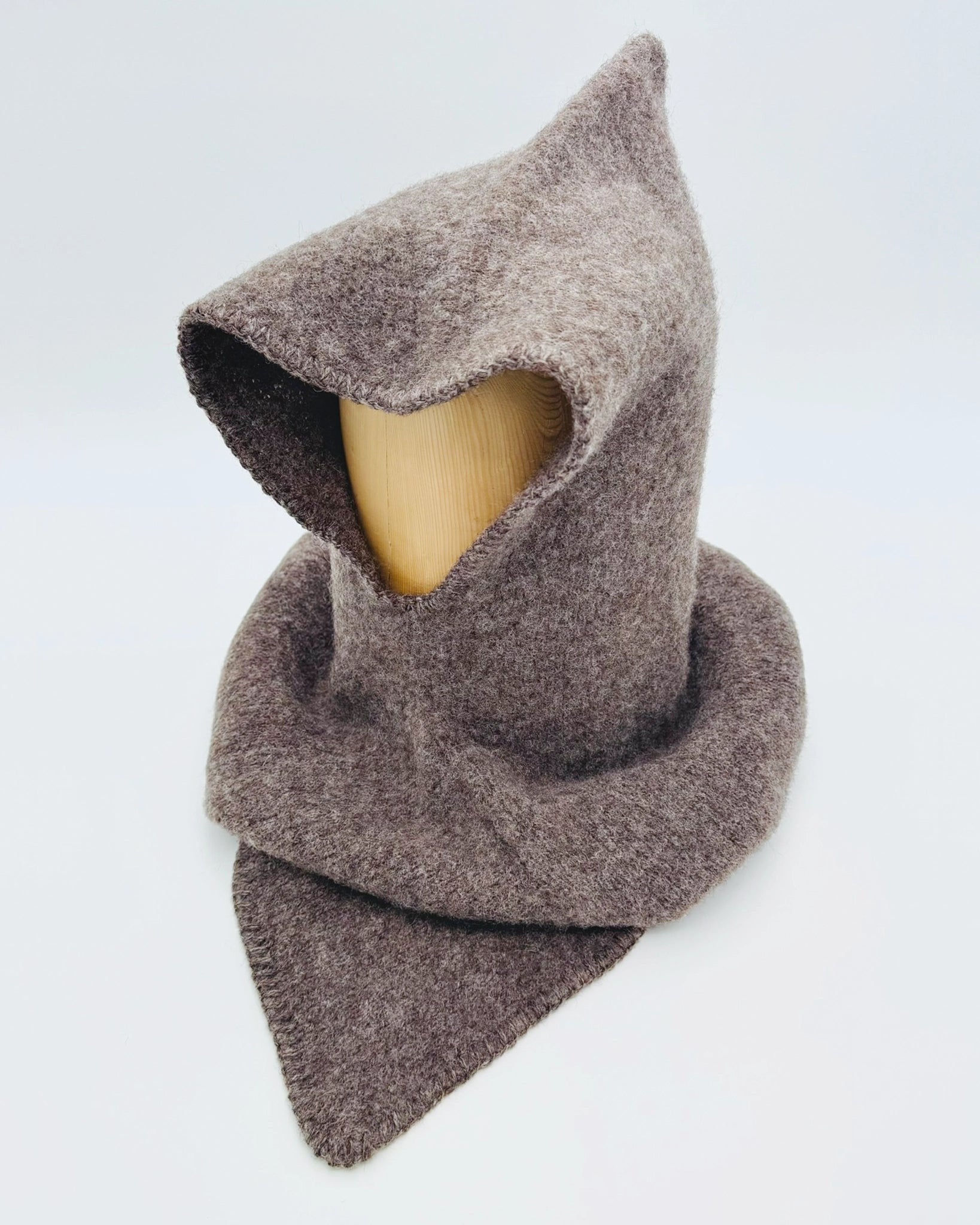 Produktfoto av brun Vikinghette fra Vikingstrikk, laget i myk ull med spiss hette og bred skulderkrage.