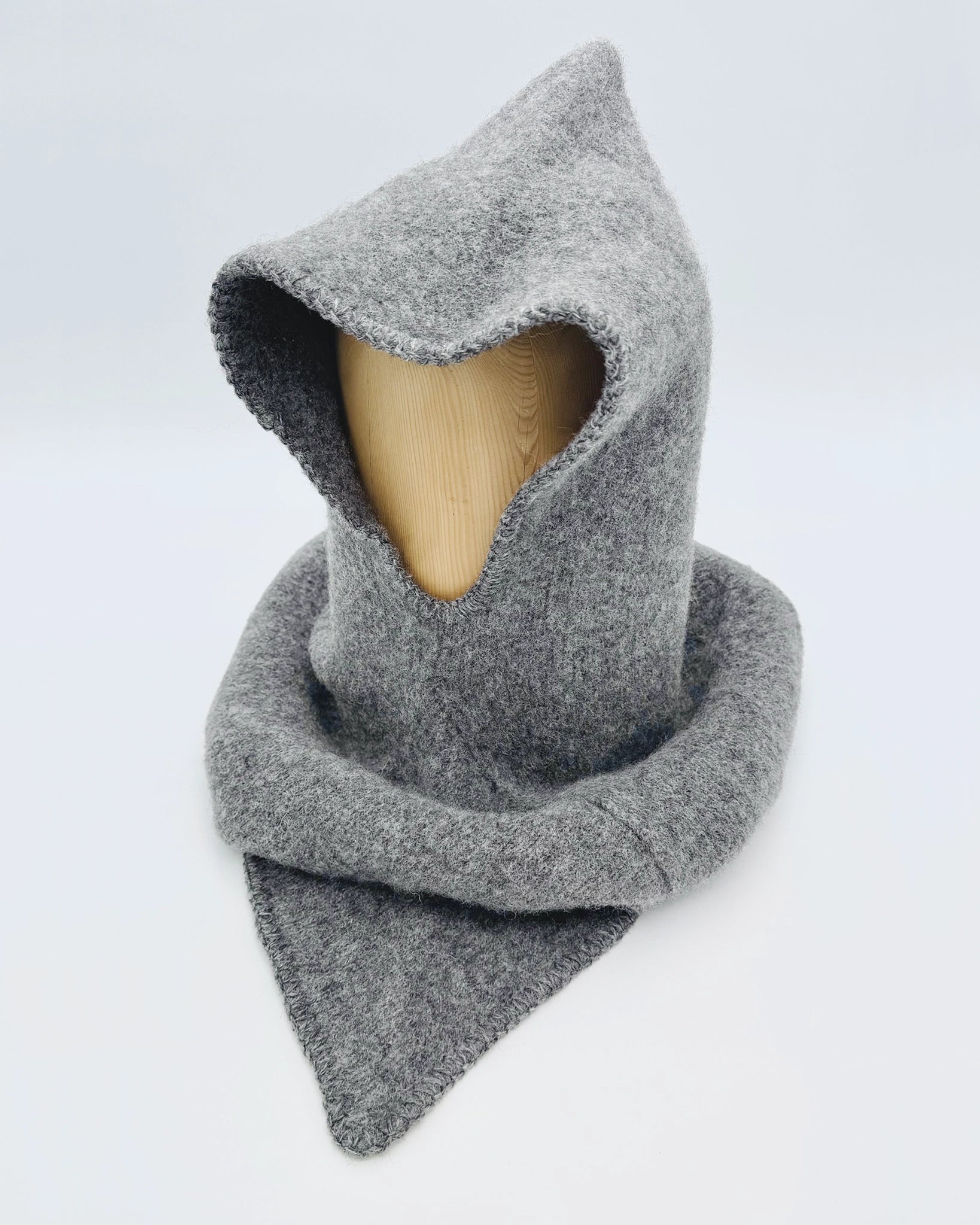 Produktfoto av grå Vikinghette fra Vikingstrikk, laget i myk ull med spiss hette og bred skulderkrage.